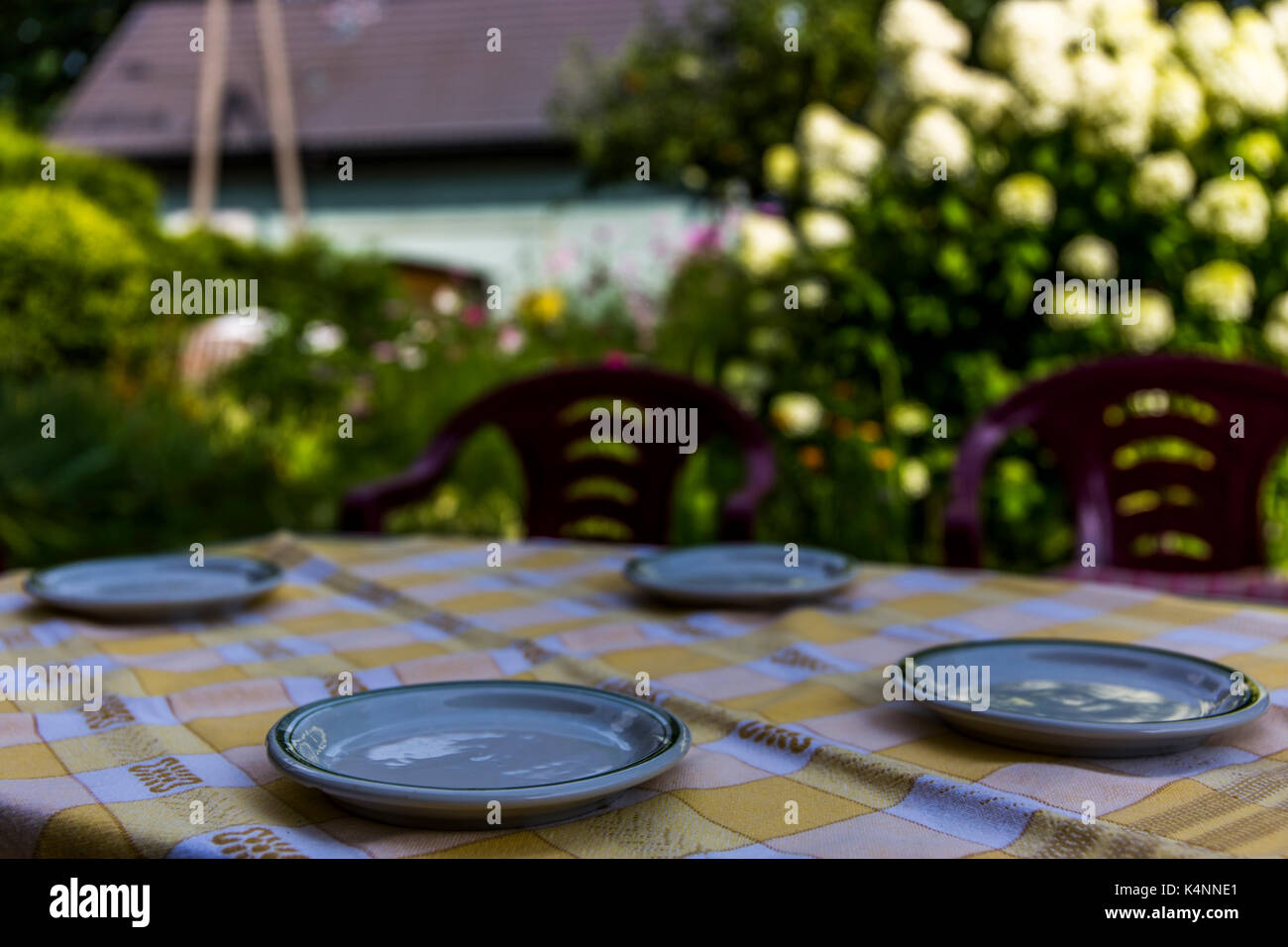 Piastre di piccole dimensioni su un tavolo con giardino in background. Foto Stock