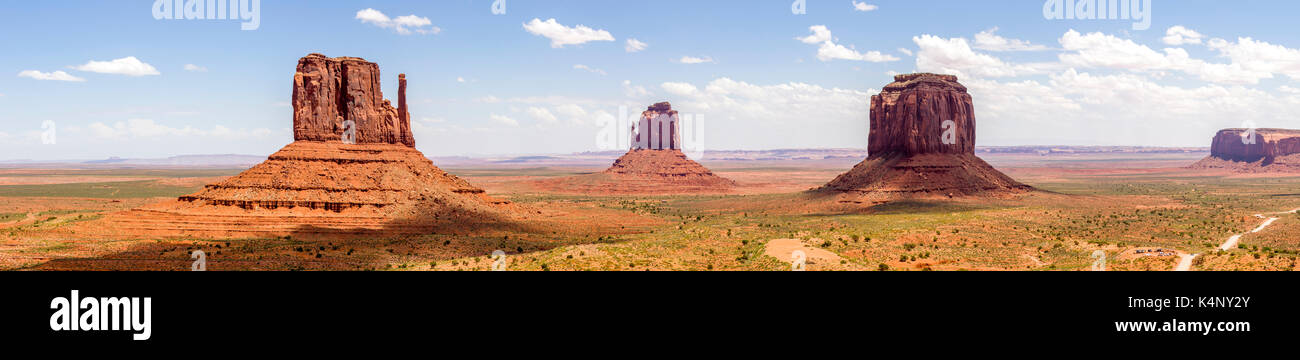 Panorama delle tre principali buttes nella Monument Valley al confine tra Arizona e Utah negli Stati Uniti. Sono inclusi i Mittens a Est e Ovest Foto Stock