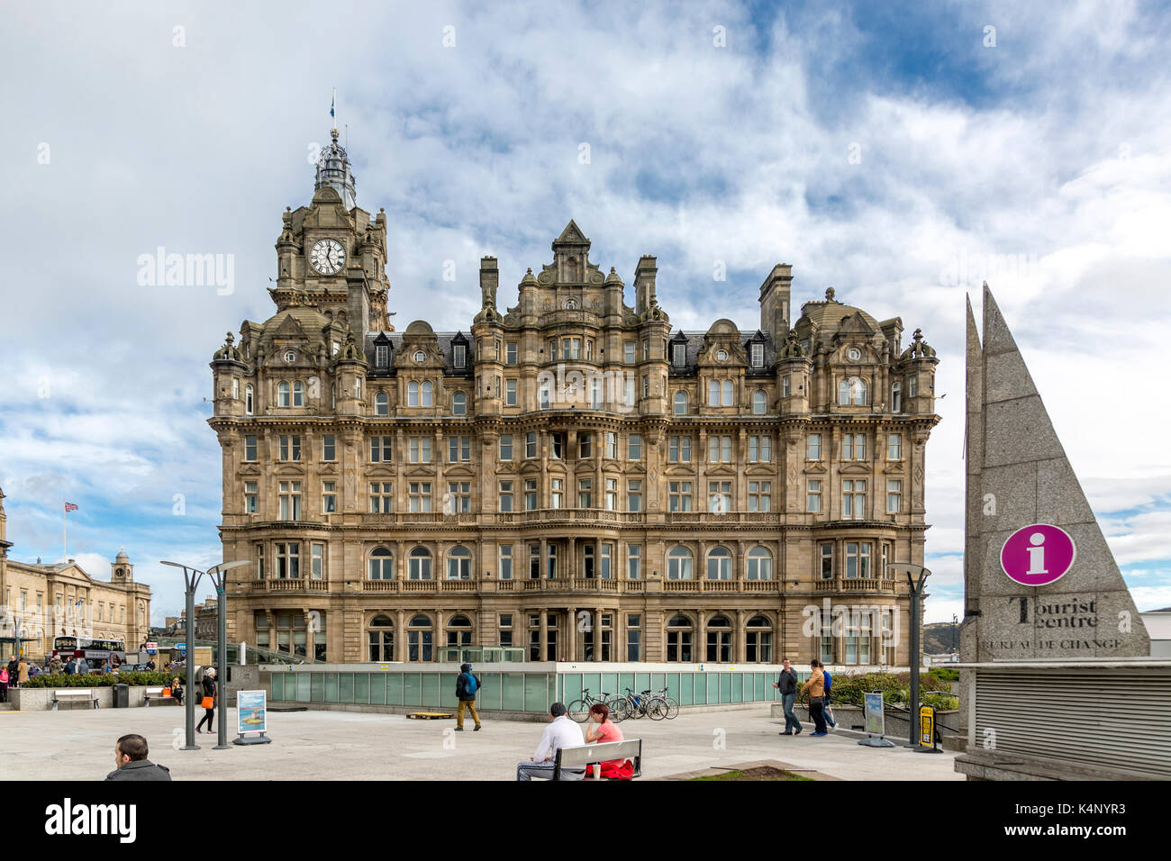 Edimburgo - 16 marzo 2017: L'hotel di lusso Balmoral su Princes Street vicino alla stazione di Waverley. Su Princes Street vicino alla stazione di Waverley. Foto Stock