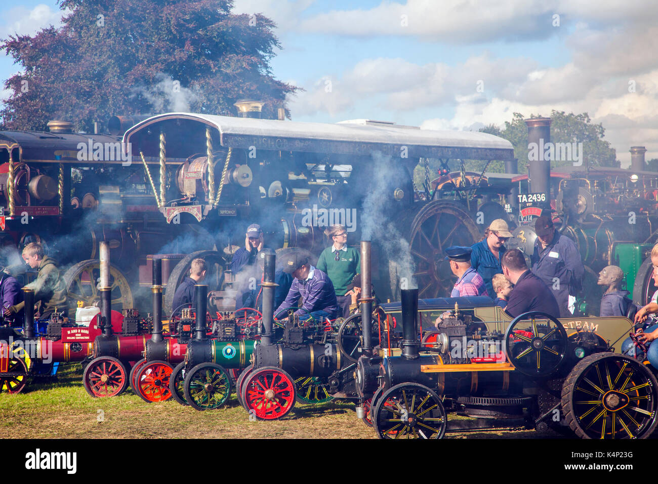 Motori di trazione e mini motori di trazione su parade presso l'annuale fiera a vapore e al rally Astle park Chelford nel Cheshire Foto Stock