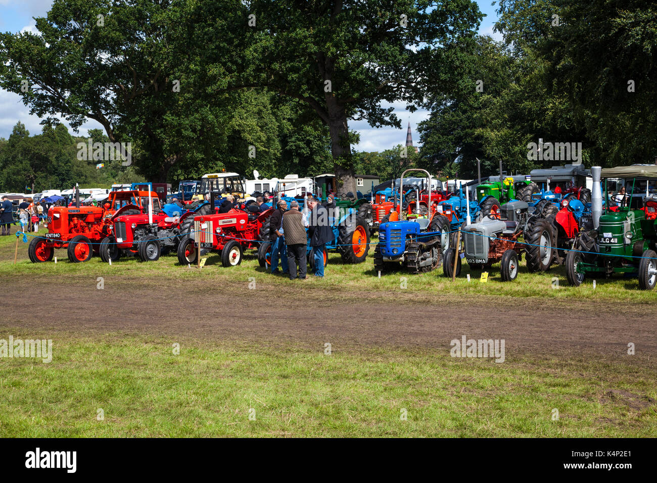 Display del vecchio e trattori classic al vapore annuale raduno al parco Astle Chelford Cheshire Foto Stock