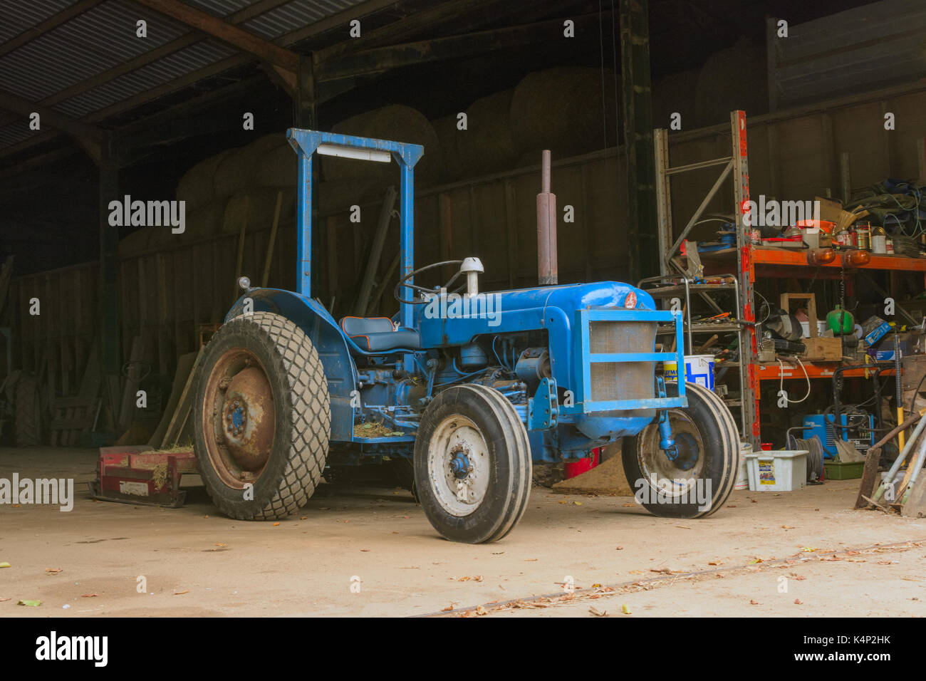 Il vecchio Ford Dexta trattore si fermò in una farm barn. Foto Stock