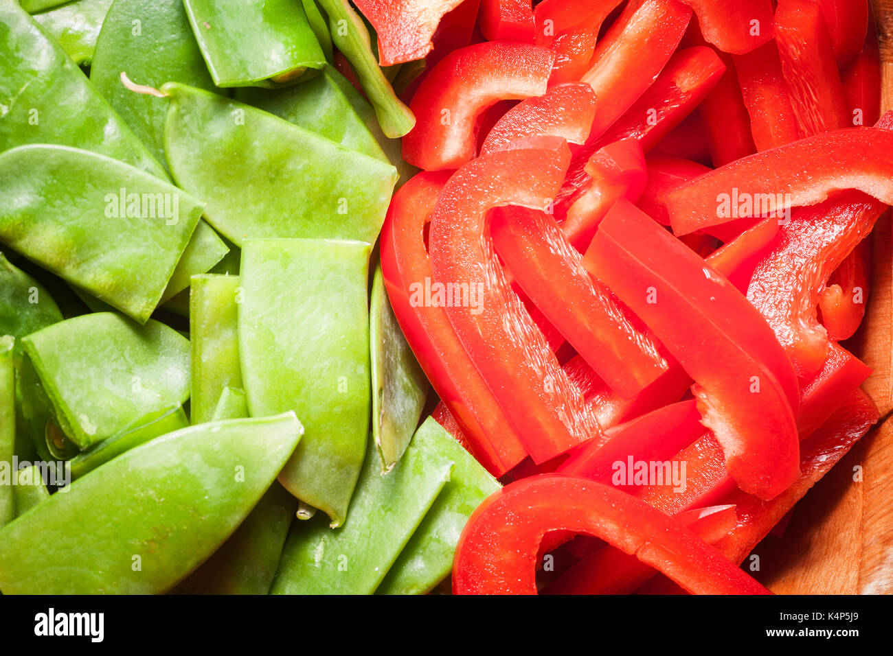 Formato di riempimento a vista superiore per l'ulteriore elaborazione di frantumato il peperoncino rosso e verde piana cialde di zucchero. Foto Stock