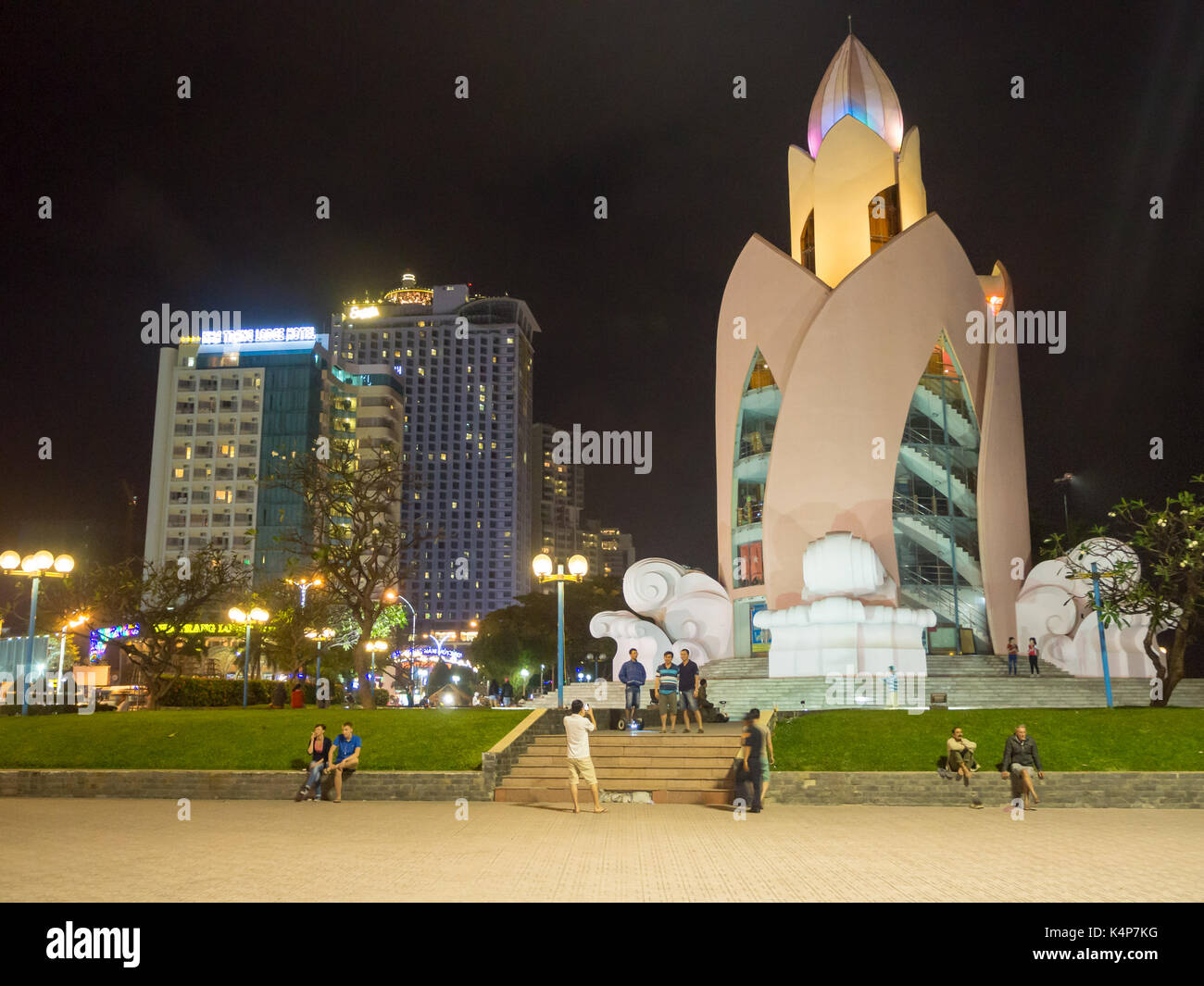 Torre incenso, Thap Tram Huong, Nha Trang, Central - Vietnam del sud, sud-est asiatico, la molla 2017: [ Vita notturna in Nha Trang centro balneare, ] Foto Stock