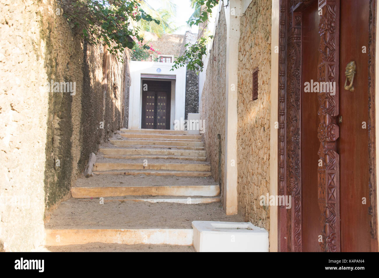 Strada stretta con la vecchia porta Foto Stock