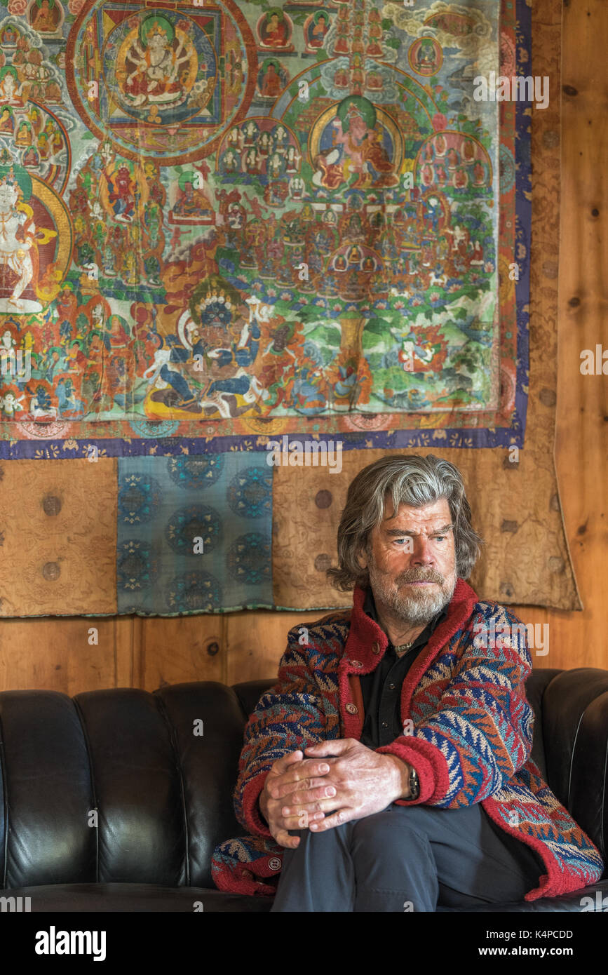 Alpinista Reinhold Messner presso il suo castello Juval in Alto Adige, Italia Foto Stock