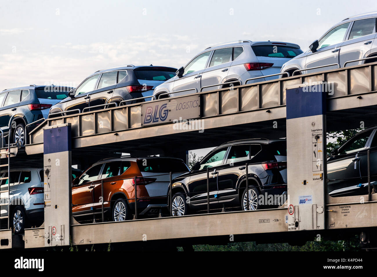 Nuova Skoda auto su vagoni ferroviari prodotta da Skoda nella fabbrica di automobili Kvasiny, Repubblica Ceca Foto Stock