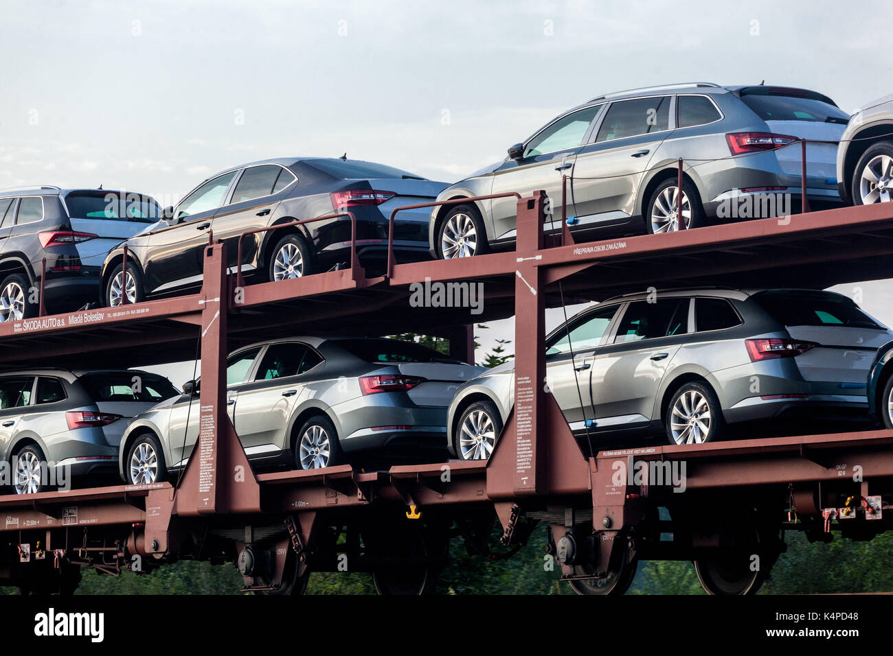 Nuova Skoda auto su vagoni ferroviari prodotta da Skoda nella fabbrica di automobili Kvasiny, Repubblica Ceca Foto Stock