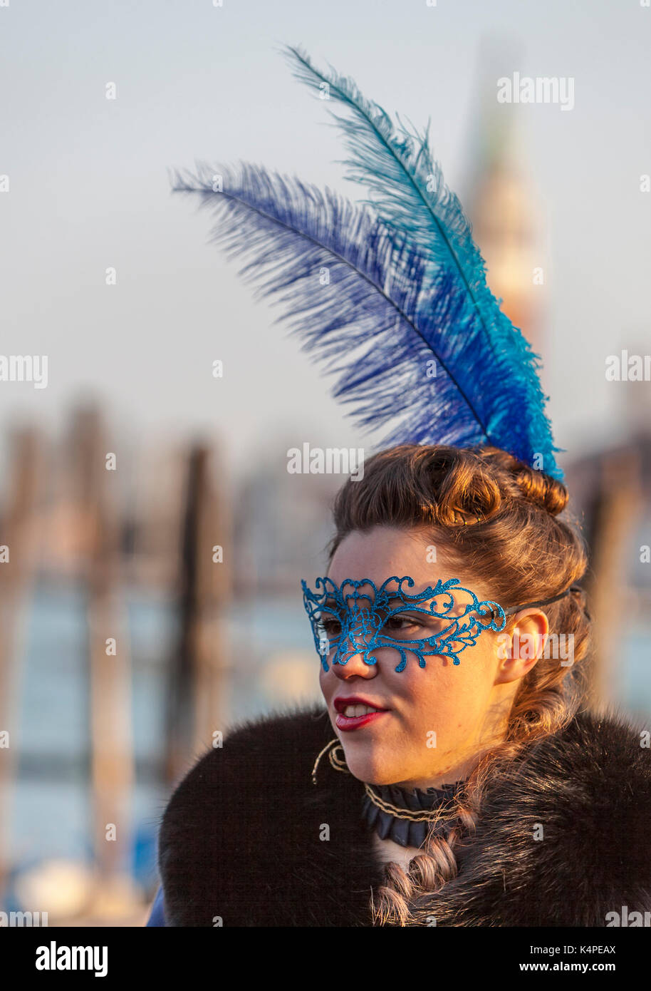 Venezia, Italia- febbraio 18th, 2012: ambientale ritratto di una giovane donna con blue colombina maschera e piume durante il carnevale di Venezia giorni. Foto Stock