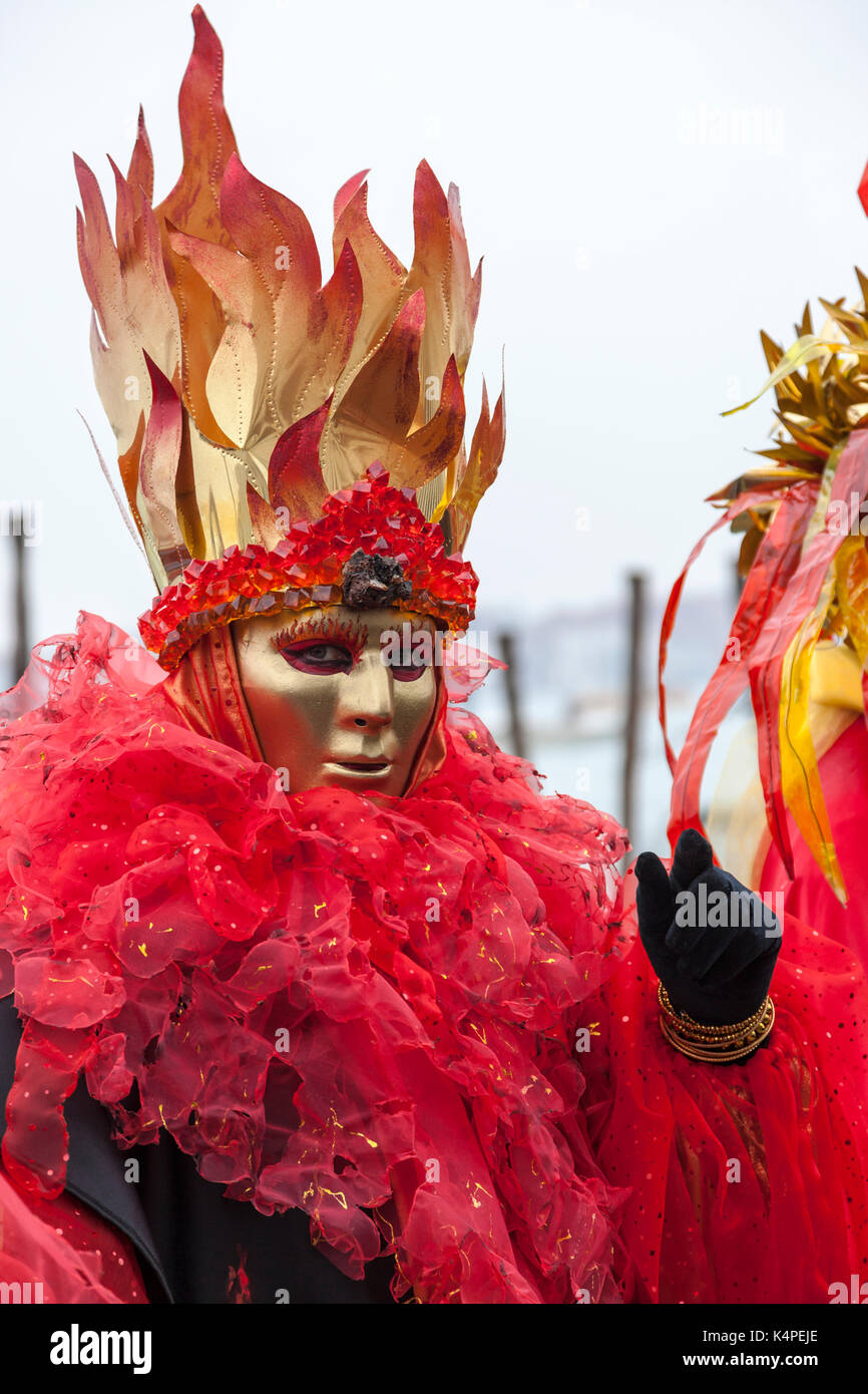 Venezia, Italia- febbraio 19th, 2012: ambientale il ritratto di una persona in un travestimento veneziano durante l'UNIL CARNEVALE DI VENEZIA giorni. Foto Stock