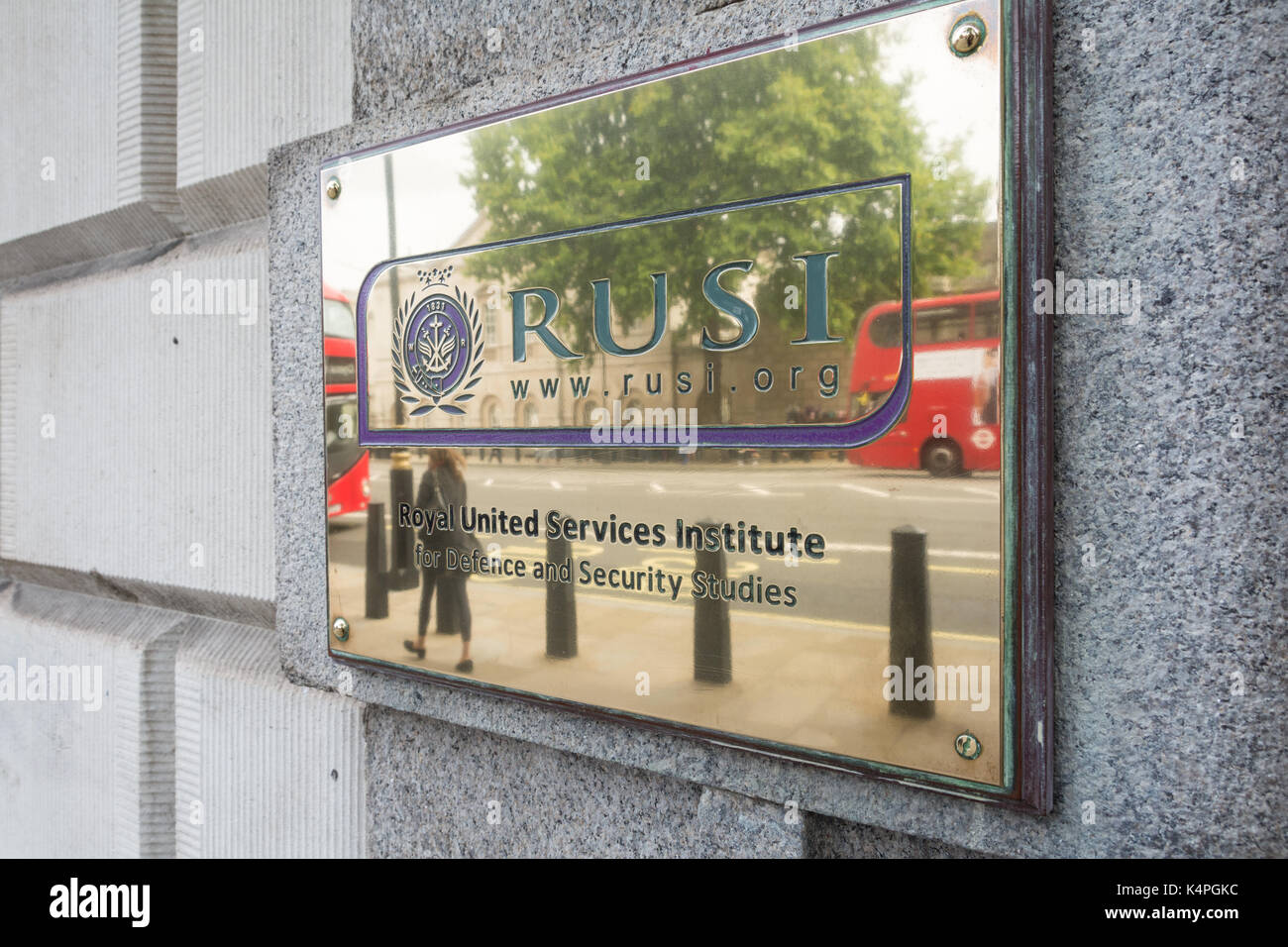 La placca al di fuori del Royal United Services Institute per la difesa e la sicurezza studi su Whitehall, London, Regno Unito Foto Stock