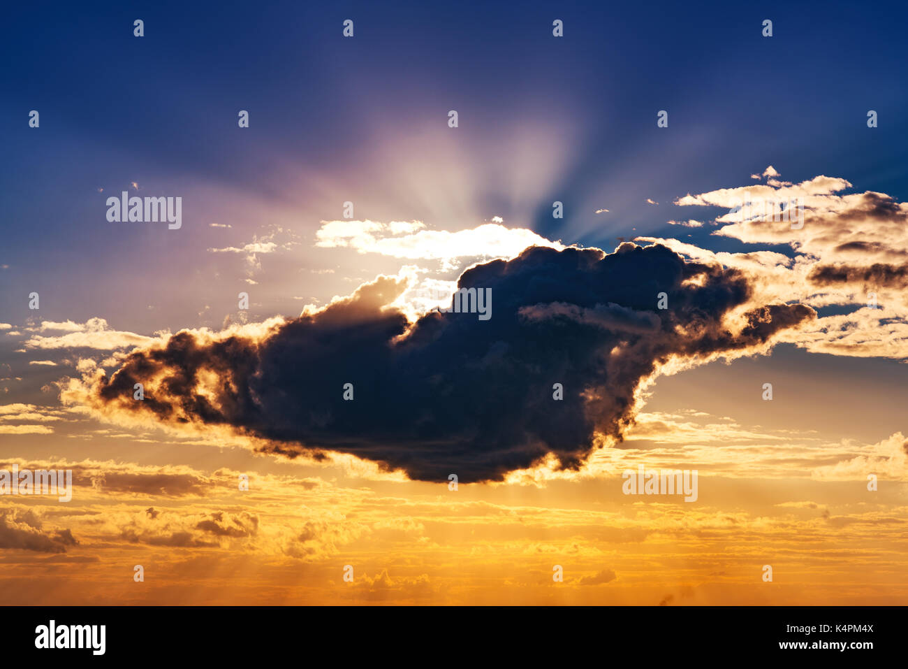 Rosso tramonto estivo cloud colori drammatici Foto Stock