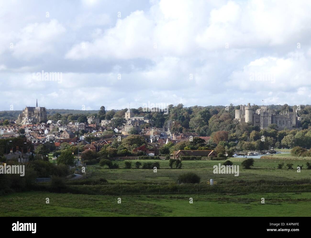 Una vista su arundel con il fiume Arun, il castello e la cattedrale di tutti i piedi piuttosto. arundel in west sussex è un grande giorno di viaggio da Londra Foto Stock