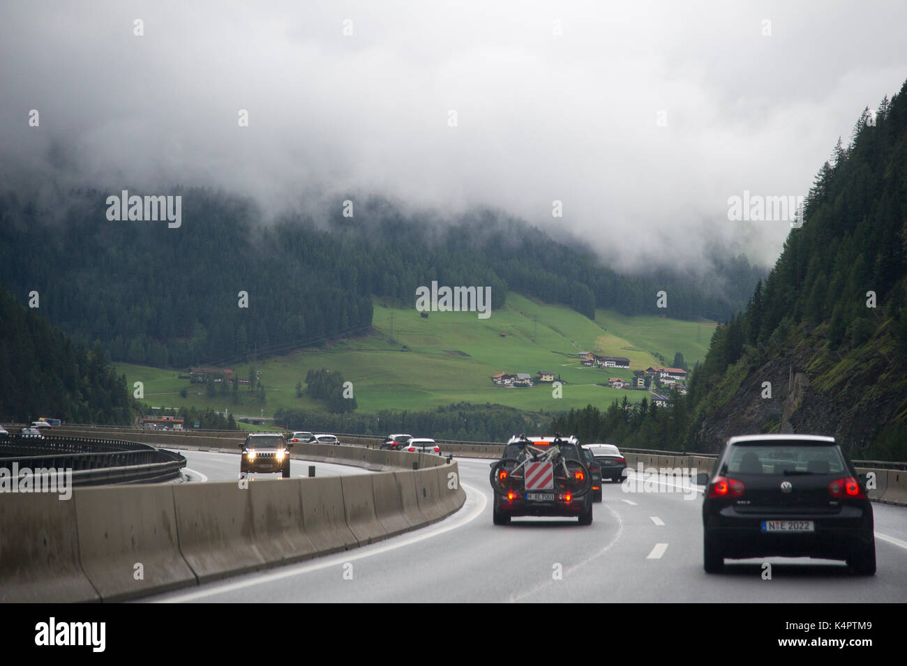 Alpi nella nebbia visto dall Autostrada del Brennero A 13 in Tirolo, Austria. 1 settembre 2017 © Wojciech Strozyk / Alamy Stock Photo Foto Stock