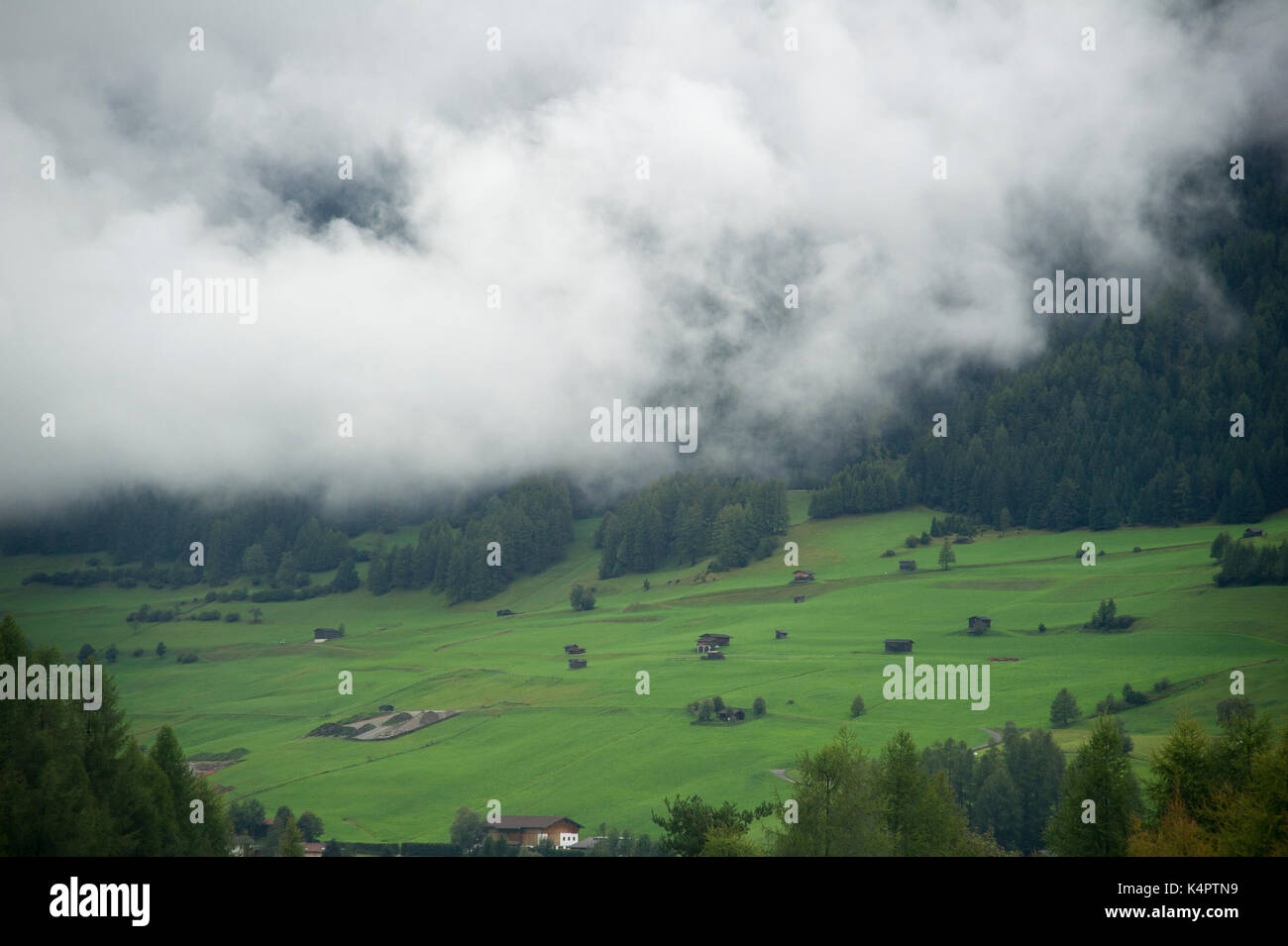 Alpi nella nebbia visto dall Autostrada del Brennero A 13 in Tirolo, Austria. 1 settembre 2017 © Wojciech Strozyk / Alamy Stock Photo Foto Stock