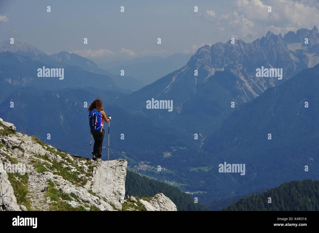 Giovani femaie trekker escursionismo su un sentiero in mezzo alle Dolomiti, Italia, la gamma delle Marmarole Foto Stock