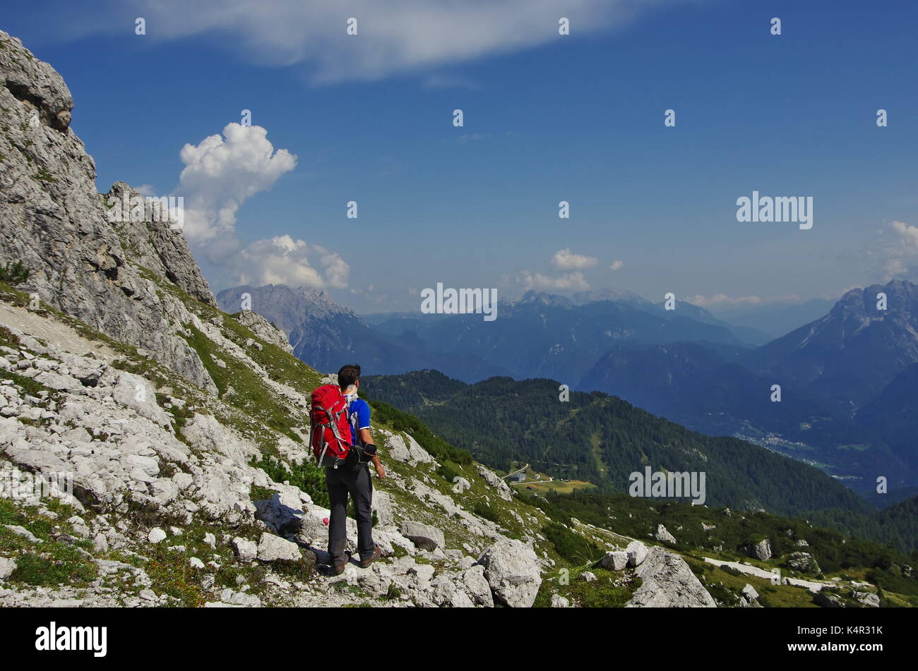Giovani maie trekker escursionismo su un sentiero in mezzo alle Dolomiti, Italia, la gamma delle Marmarole Foto Stock