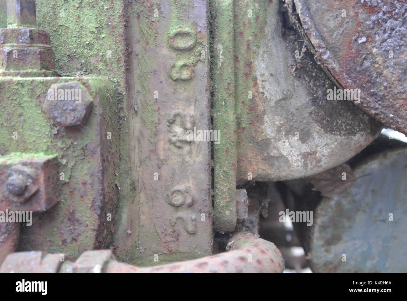 Serie di numeri sul calco sul dis-utilizzati macchinari esposti a Landschaftspark Duisburg-Nord, Germania Foto Stock