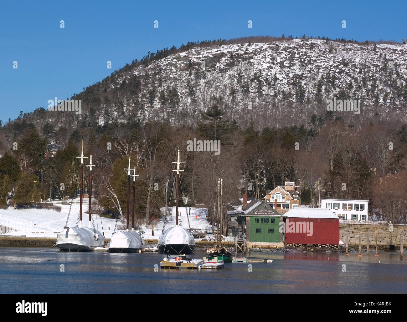 Il porto di Camden, Maine e mt. batty. in pelo in inverno di riposo. Foto Stock