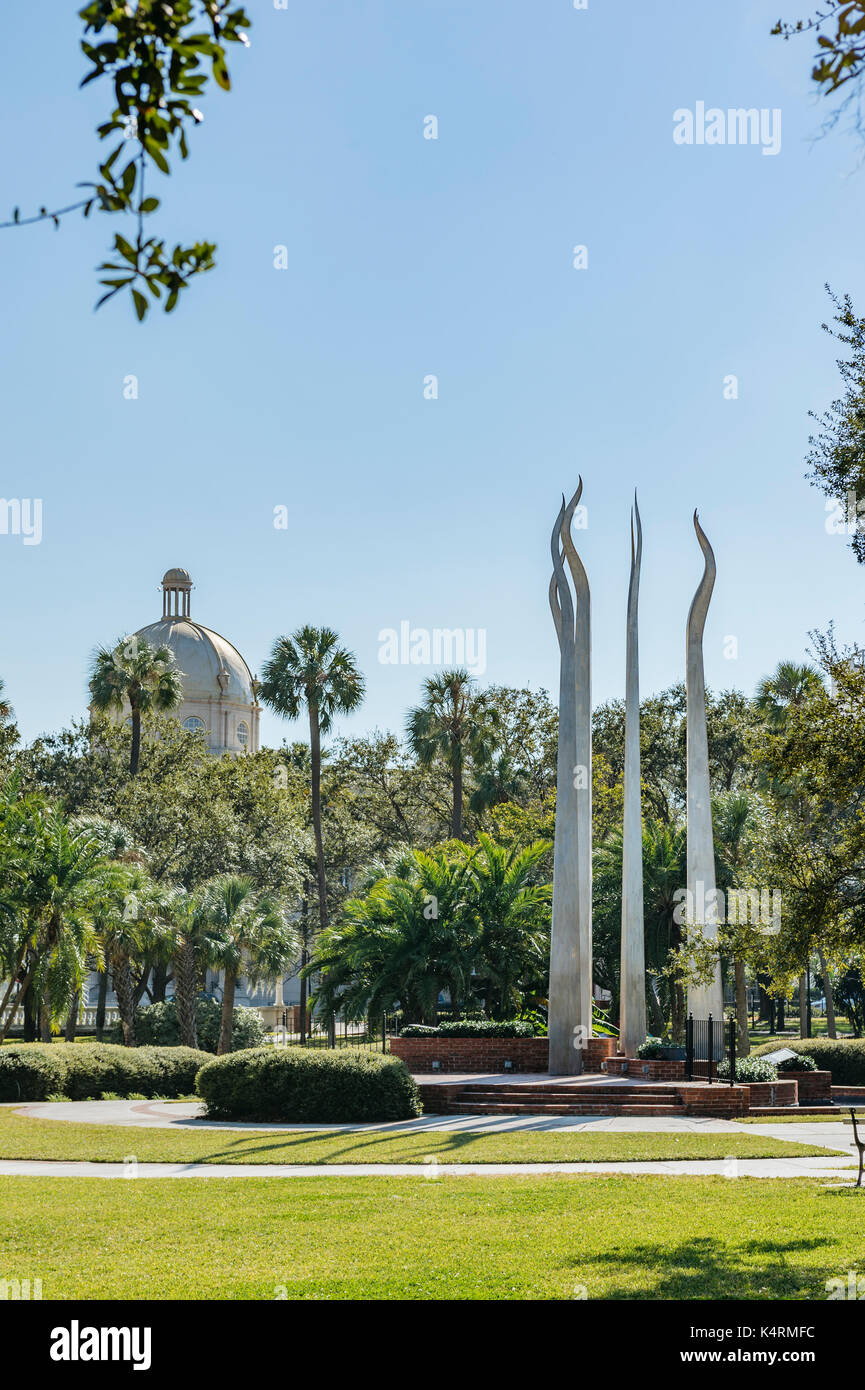 Parte dell'università di tampa campus urbano che mostra i bastoni di fuoco Scultura nel parco di piante, Tampa Florida, Stati Uniti d'America. Foto Stock