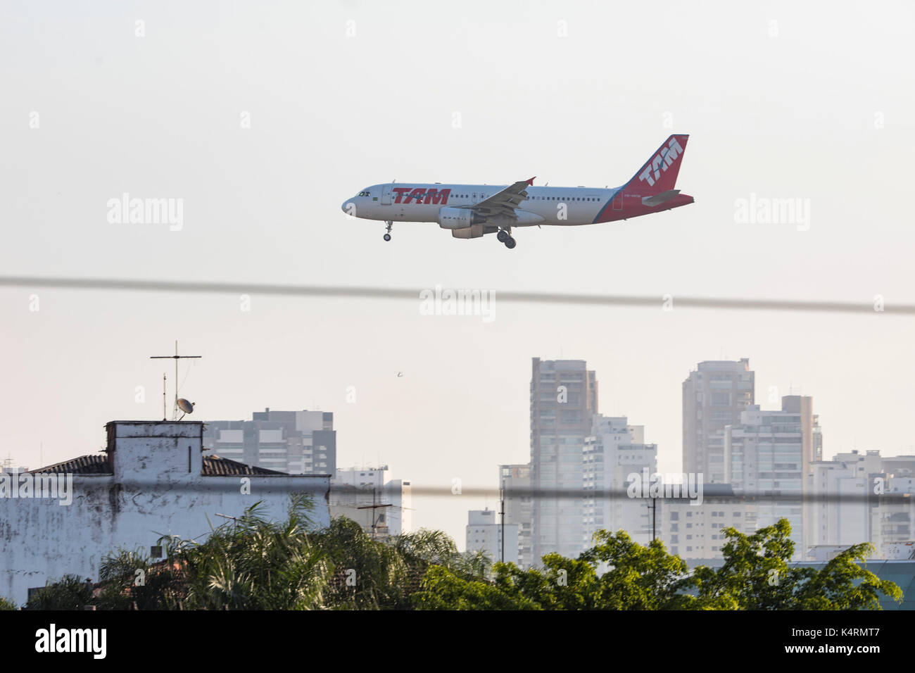 Approccio finale per aerei di atterraggio all'Aeroporto di Congonhas (CGH) nella città di São Paulo. Credito: Marcelo chello/CJPress Foto Stock