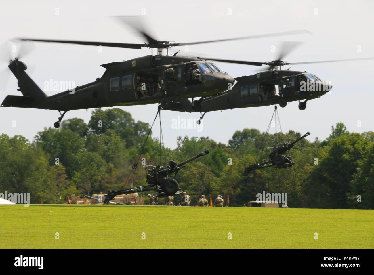 Due UH-60 Black Hawk elicotteri di combattimento 101st Brigata Aerea, 101st Airborne Division, imbracare-carico obici. Foto Stock
