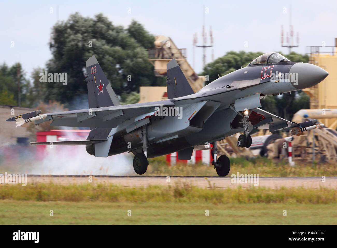 Zhukovsky, Moscow Region, Russia - agosto 17, 2015: sukhoi su-35s di russo air force in atterraggio a zhukovsky prima di maks airshow-2015. Foto Stock