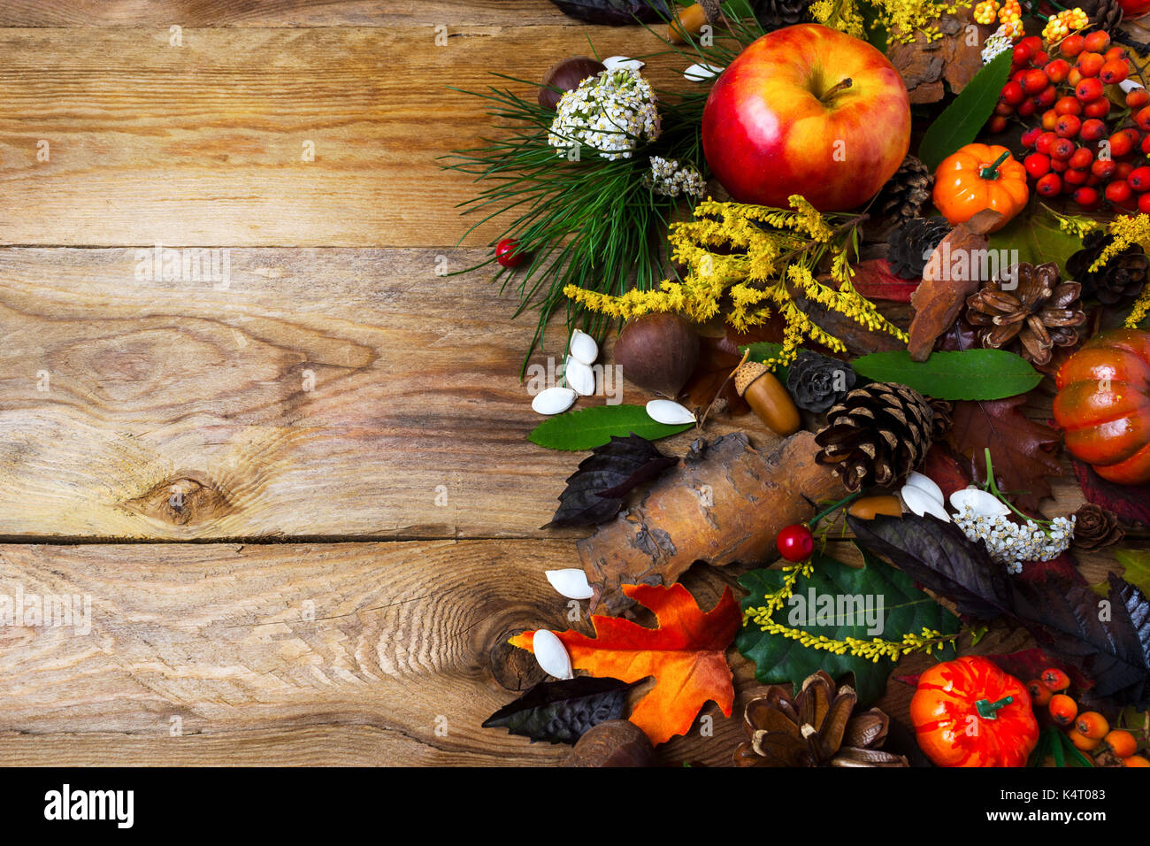 Decorazione di caduta con zucca e rowan sul tavolo di legno. ringraziamento saluto con simboli stagionali Foto Stock