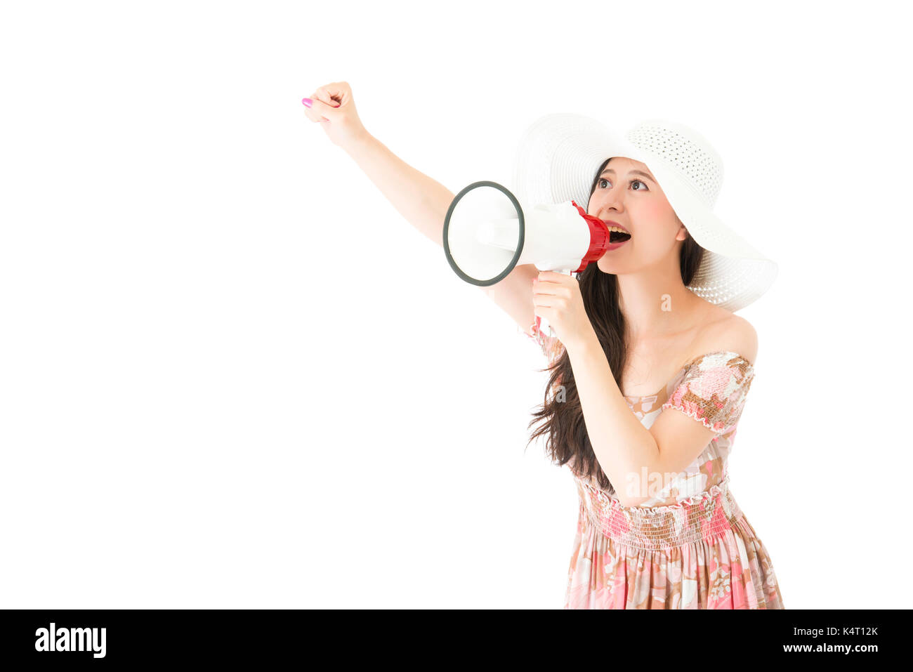 Sorridente donna bella mano sollevata fino a urlare vai per viaggi e utilizzando lo strumento megafono altoparlante grida isolato su sfondo bianco. Foto Stock