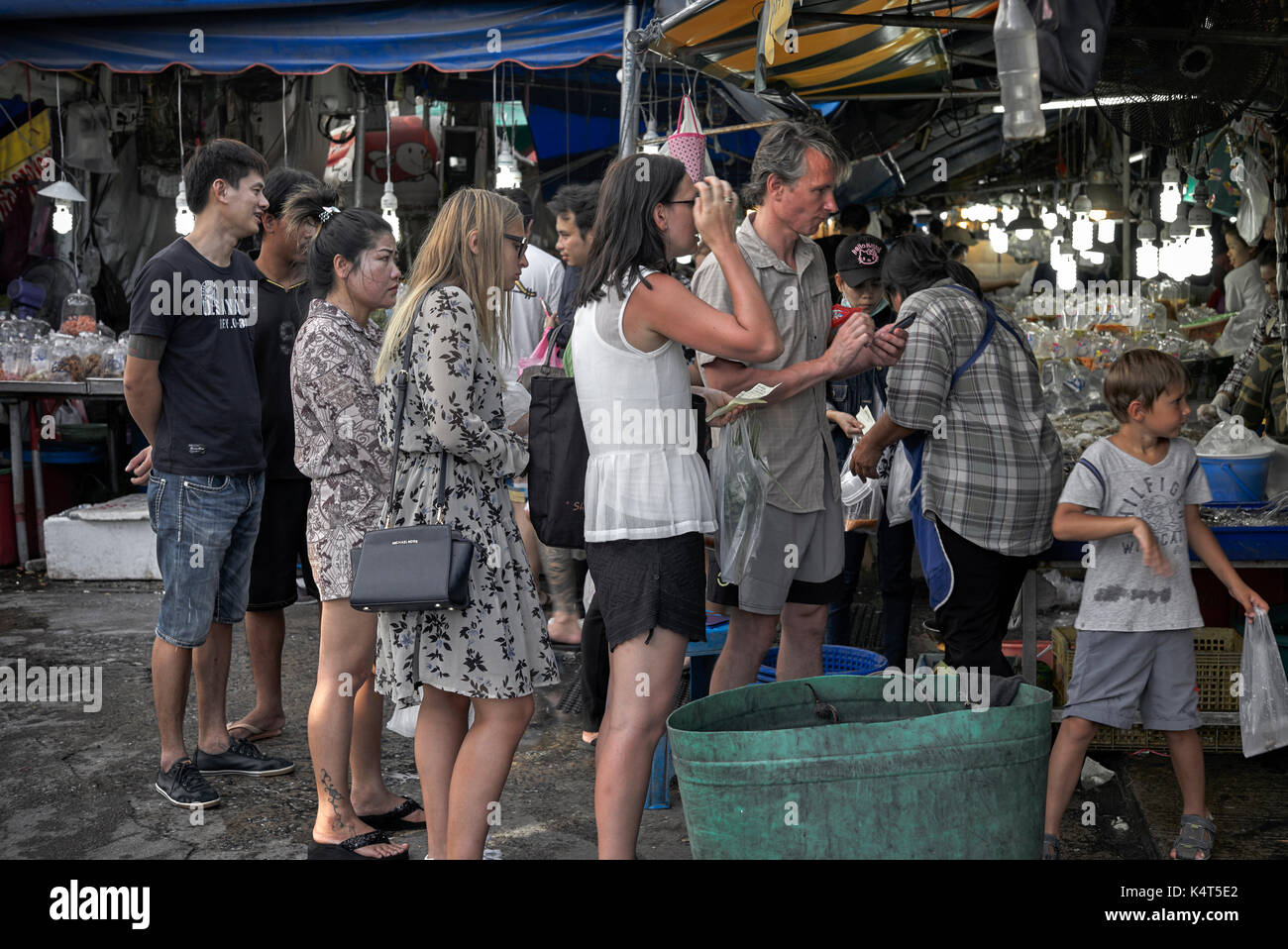 Thailandia street market alimentare con i clienti in coda. Thailandia del sud-est asiatico Foto Stock