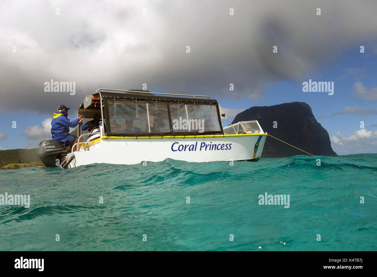 Barca con fondo di vetro il Coral Princess in laguna, Isola di Lord Howe, NSW, Australia. n. PR o MR Foto Stock