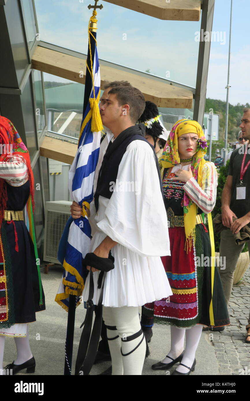 L uomo indossa fustanella, tradizionale gonna plissettata-come indumento  che è anche indicato come un kilt Indossato da uomini di molte nazioni dei  Balcani Foto stock - Alamy
