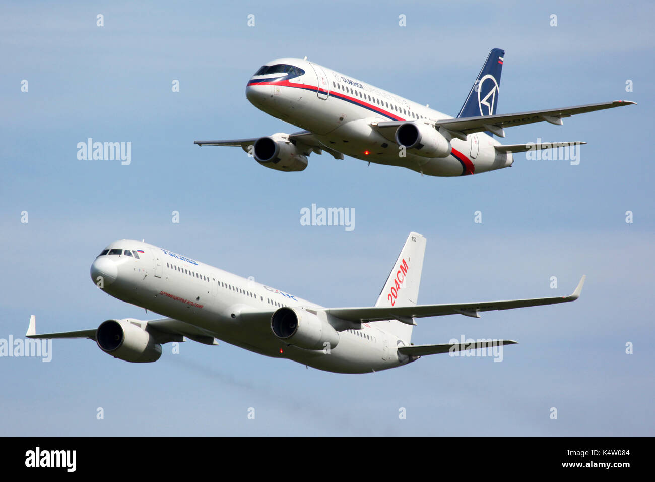 Zhukovsky, Moscow Region, Russia - agosto 12, 2011: Sukhoi Superjet 100 97004 mostrato insieme con Tupolev Tu-204SM 64150 al maks-2011 in airshow zhuko Foto Stock
