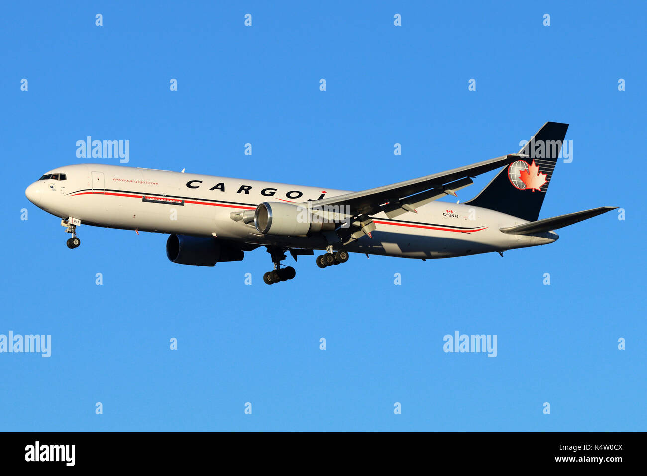 Sheremetyevo, Moscow Region, Russia - 28 dicembre 2015: cargojet airways Boeing 767-328 ER c-gvij sbarco presso l'aeroporto internazionale di Sheremetyevo. Foto Stock