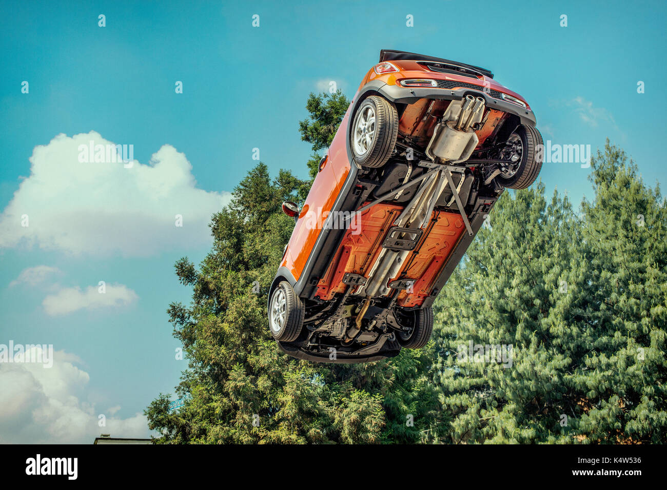 Un automobile di volo nel cielo Foto Stock