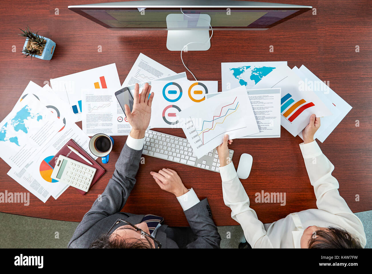 Vista dall'alto di imprenditori giapponesi parlando nella sala riunioni Foto Stock