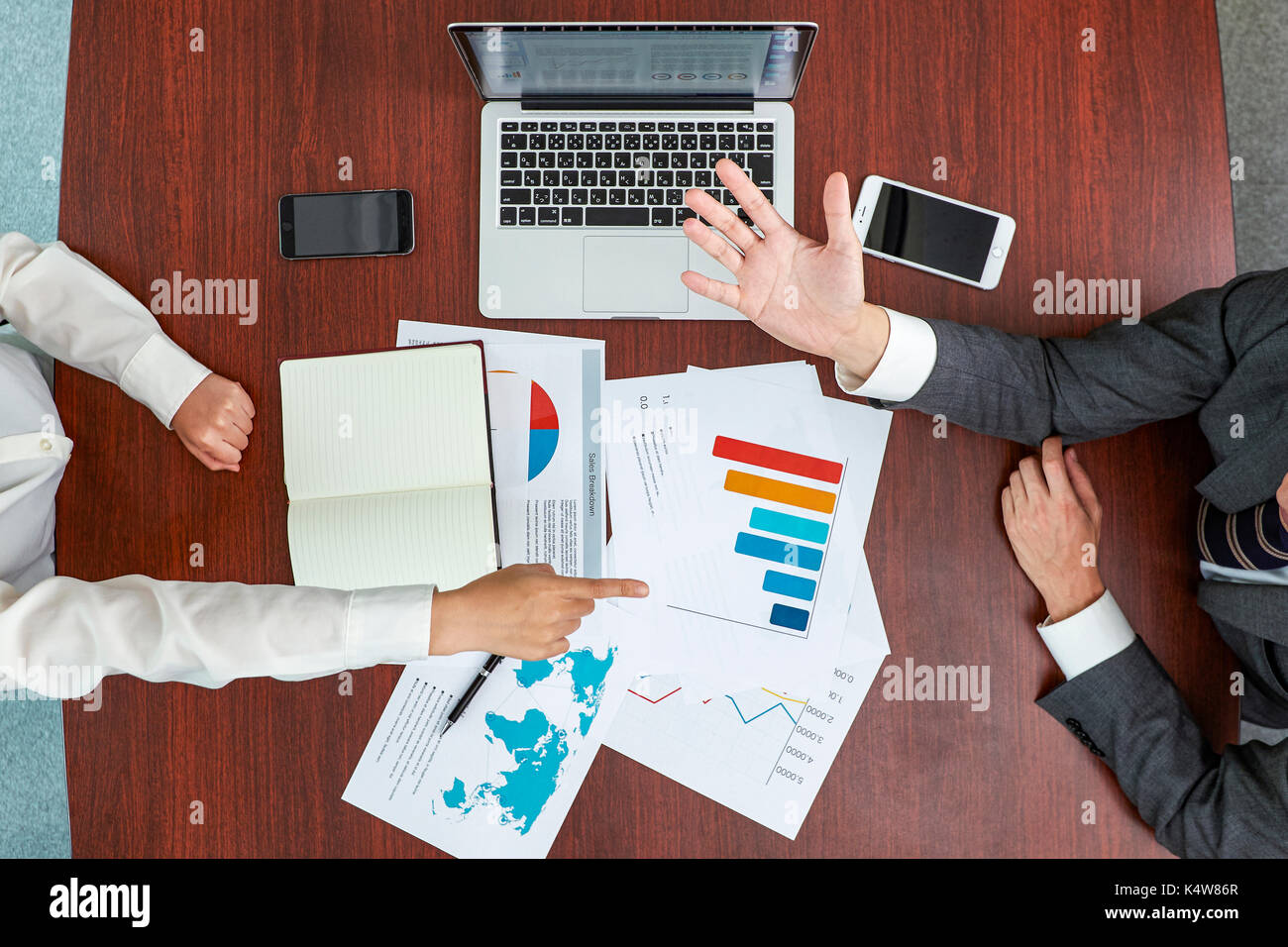 Vista dall'alto di imprenditori giapponesi parlando nella sala riunioni Foto Stock