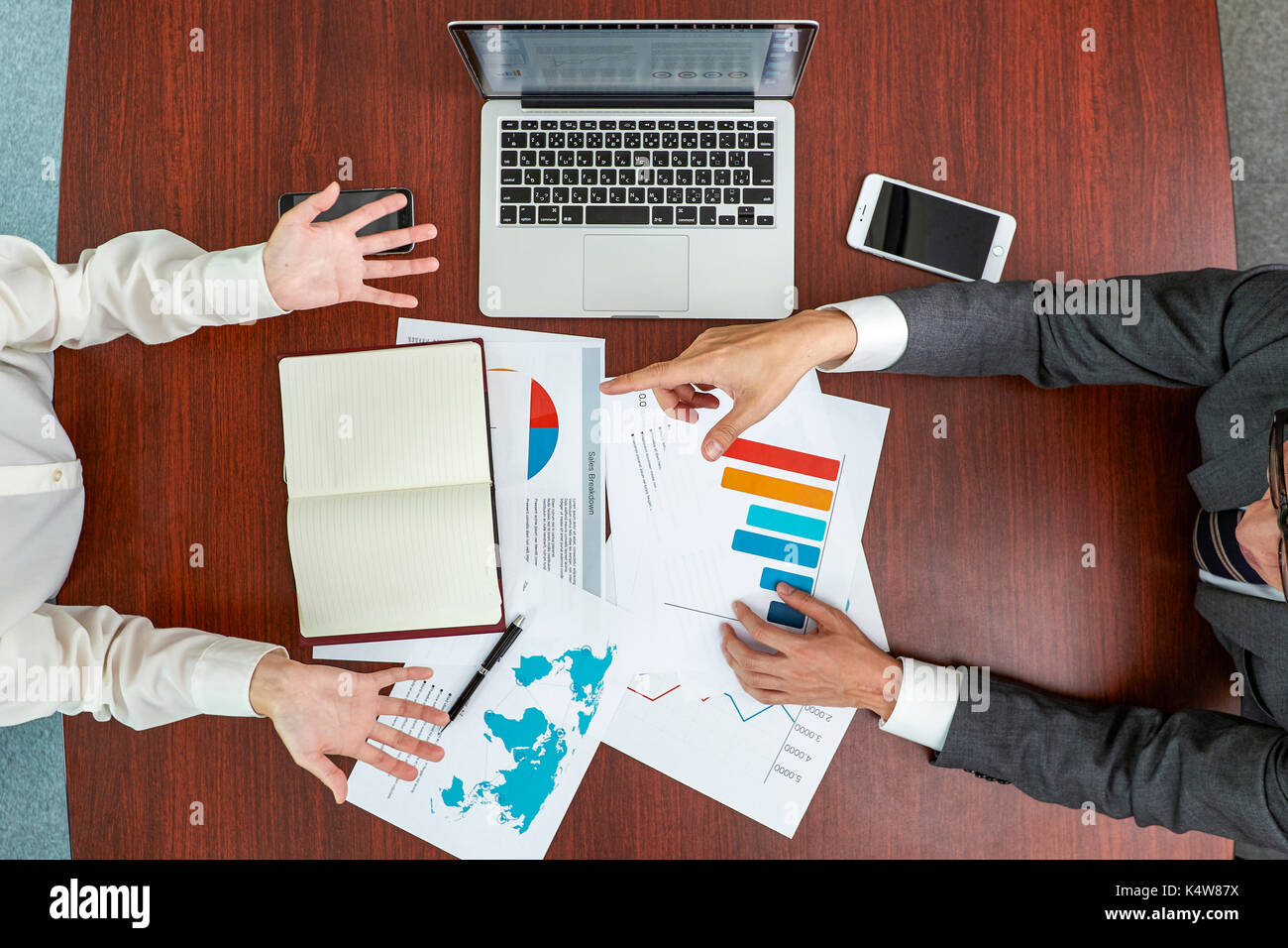 Vista dall'alto di imprenditori giapponesi parlando nella sala riunioni Foto Stock