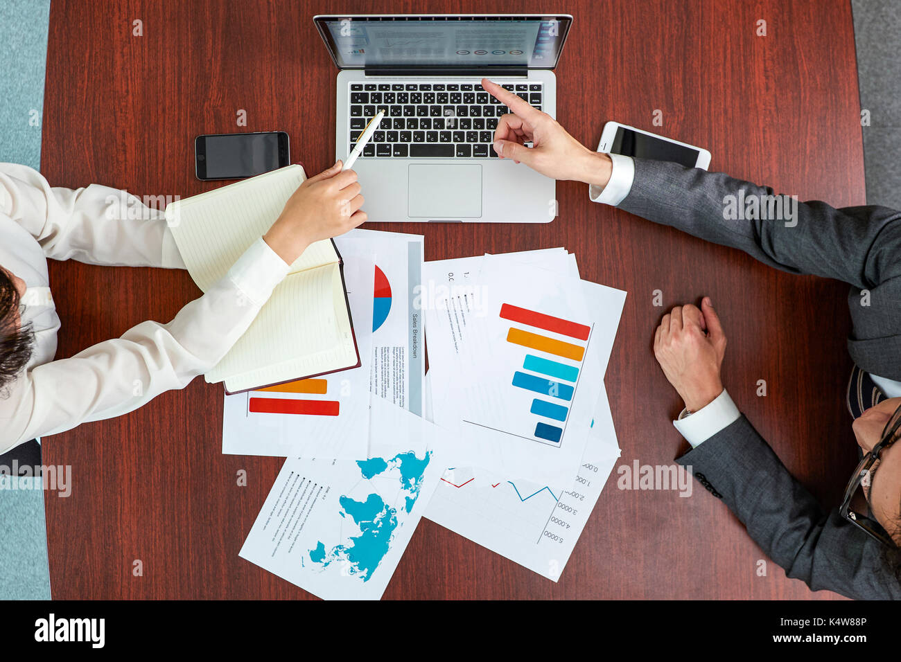Vista dall'alto di imprenditori giapponesi parlando nella sala riunioni Foto Stock