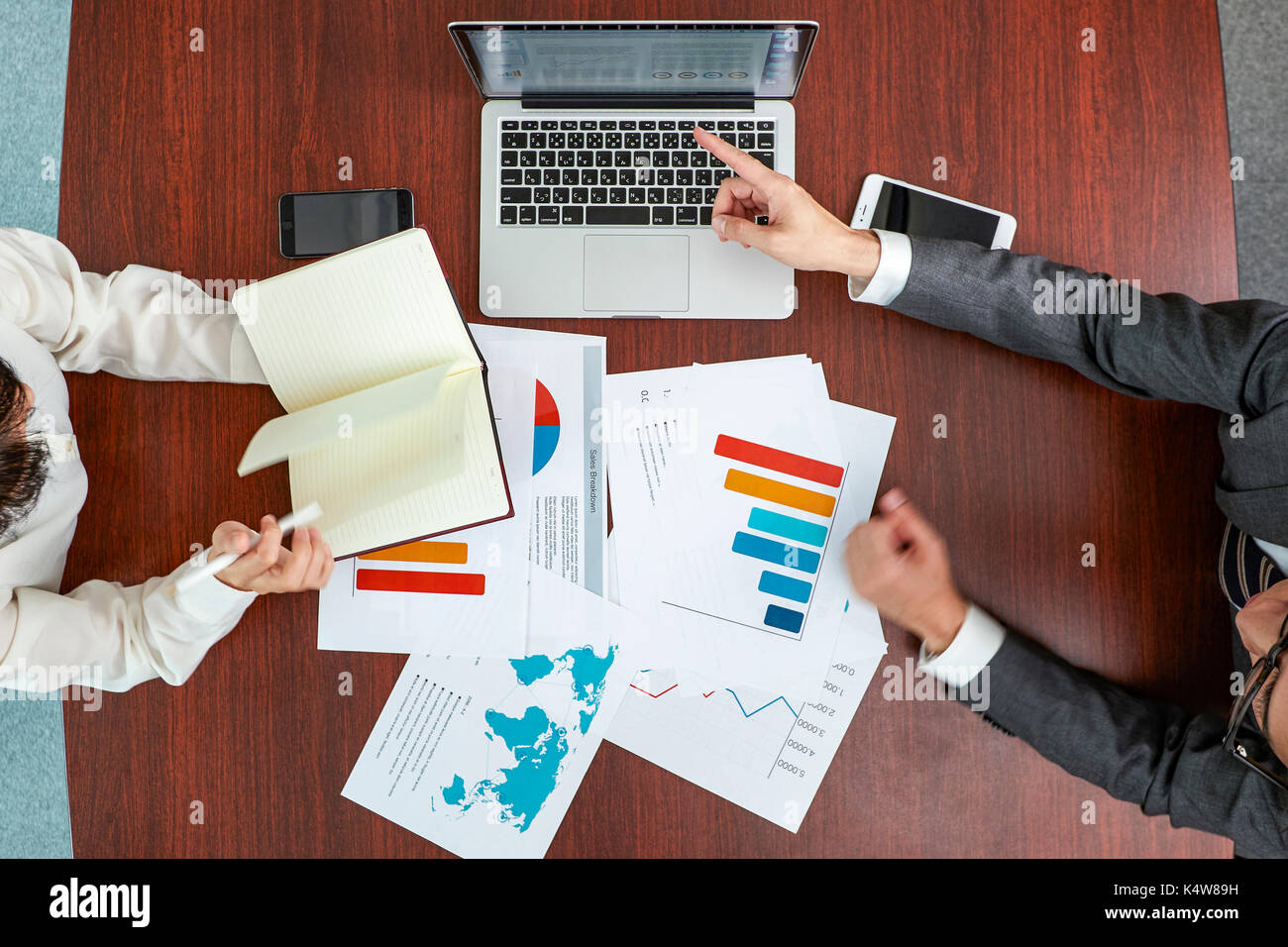 Vista dall'alto di imprenditori giapponesi parlando nella sala riunioni Foto Stock