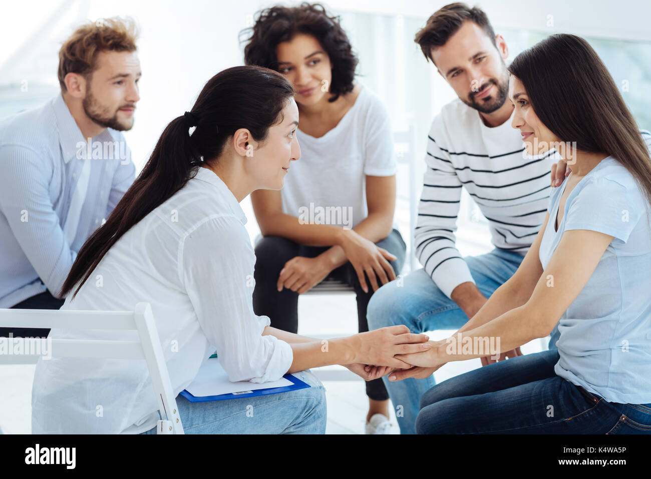 Giovani positivo sentimento donna il supporto Foto Stock