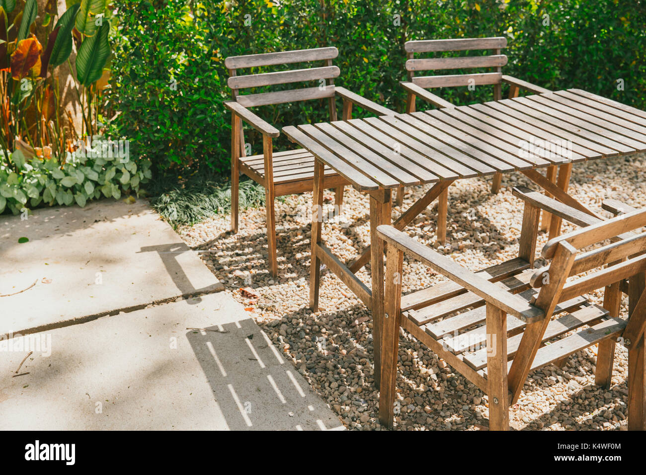 Svuotare tavolo in legno nel giardino, il pranzo nel parco ristorante all'aperto. Foto Stock