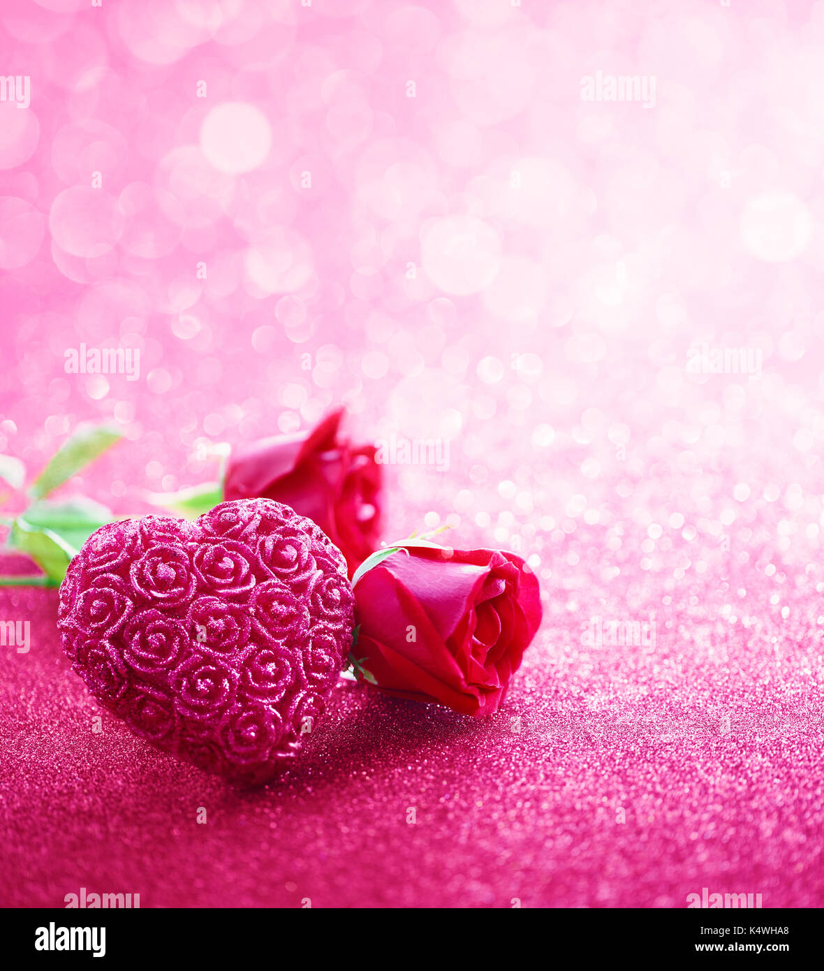 Scintillante a forma di cuore con rose su sfondo rosa Foto Stock