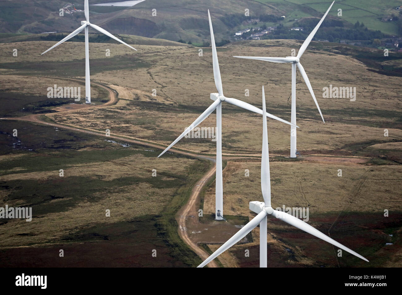 Vista aerea di quattro turbine eoliche sui Pennines, REGNO UNITO Foto Stock