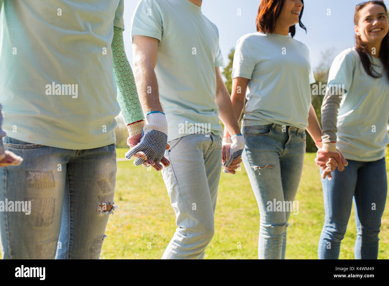 Gruppo di volontari tenendo le mani in posizione di parcheggio Foto Stock