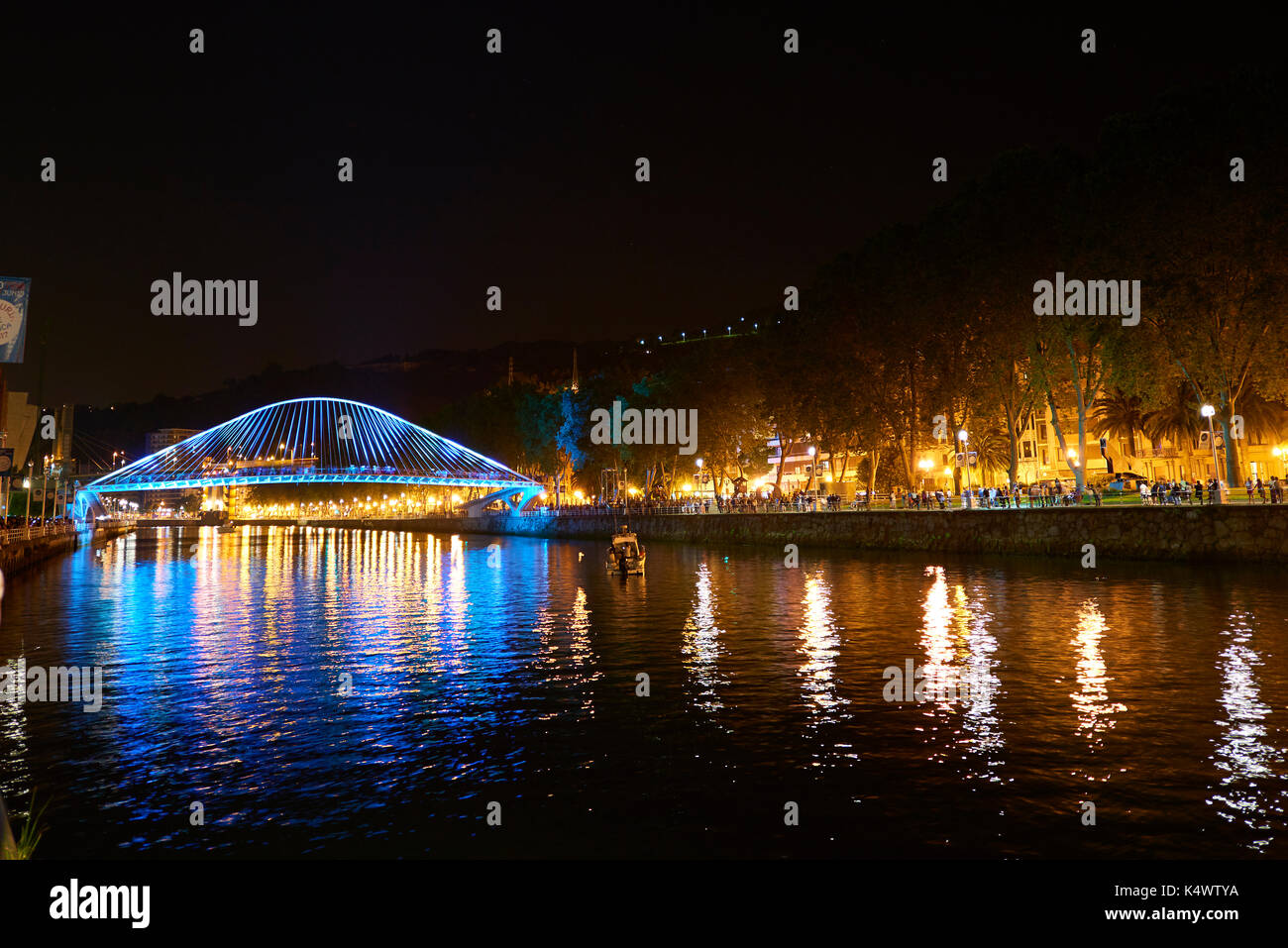 Ponte Zubizuri notturne con luce spettacolari, Bilbao, Biscaglia, Paese Basco, Euskadi, Spagna, Europa Foto Stock