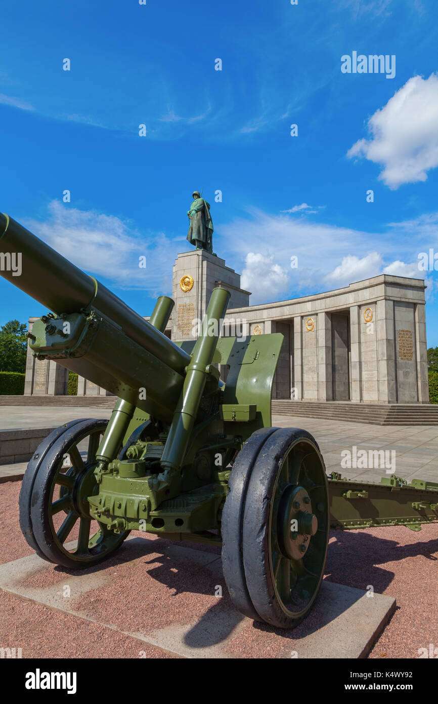 Pistola di artiglieria al memoriale di guerra sovietico Tiergarten Berlino Germania Foto Stock