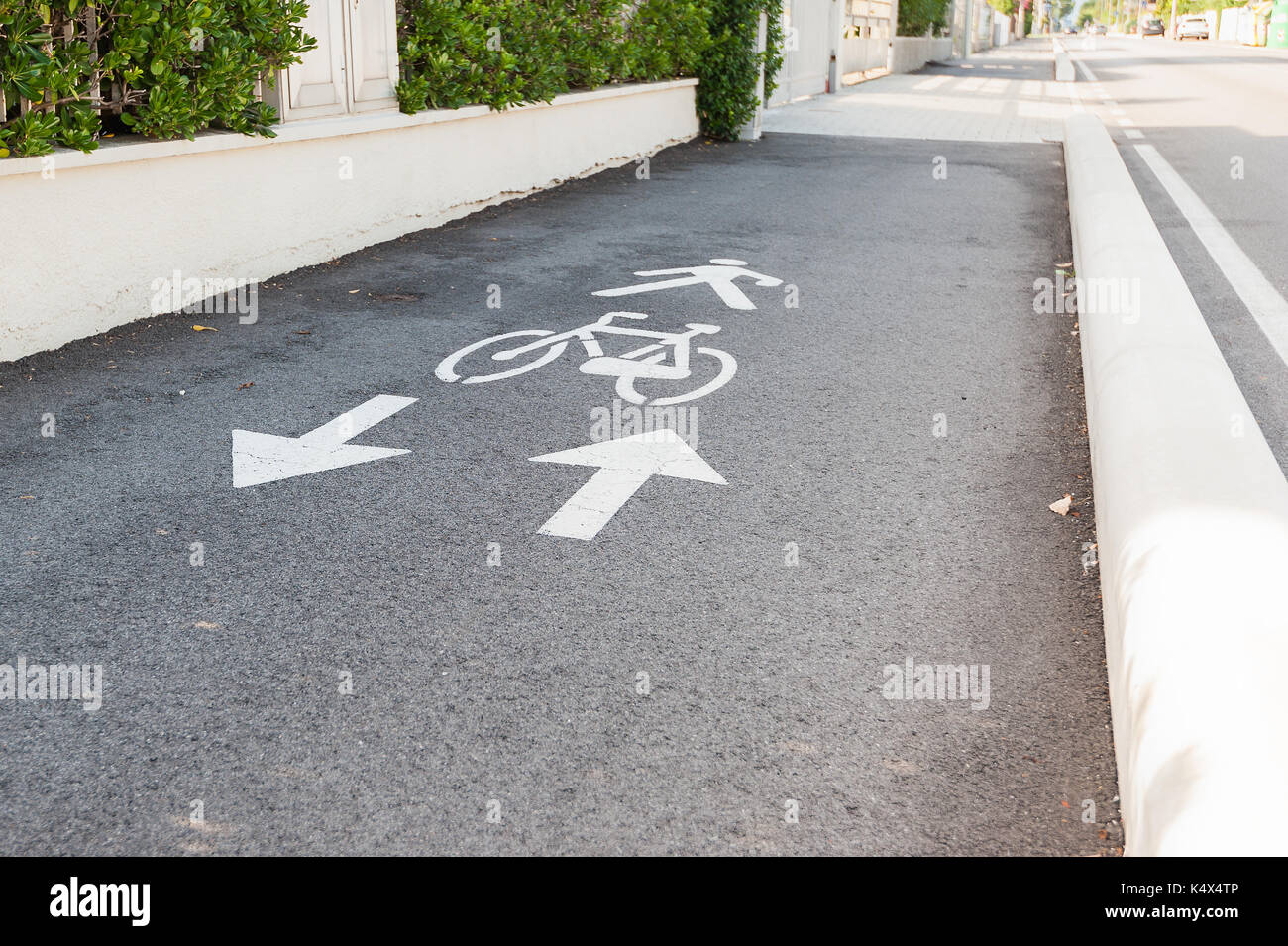 Noleggio cartello stradale e freccia. una pista ciclabile per il ciclista. Foto Stock