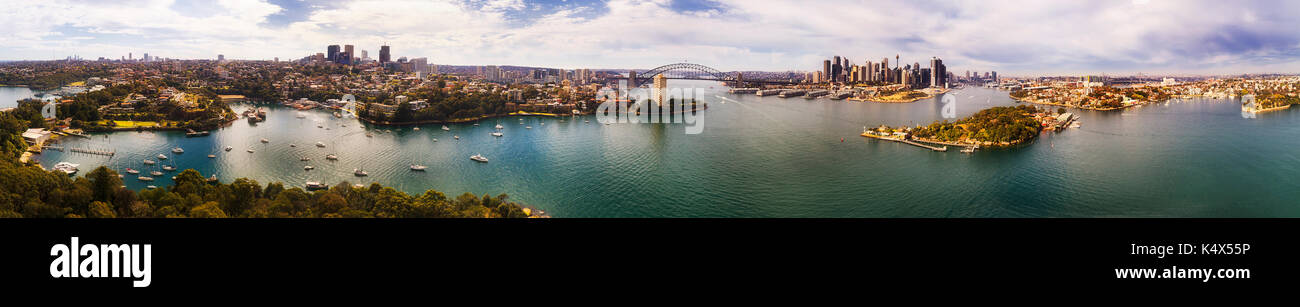 Ultra wide panorama antenna di grande area di Sydney da North Shore inferiore attraverso il Ponte del Porto di Sydney a città CBD, il porto di Darling e occidente interna s Foto Stock