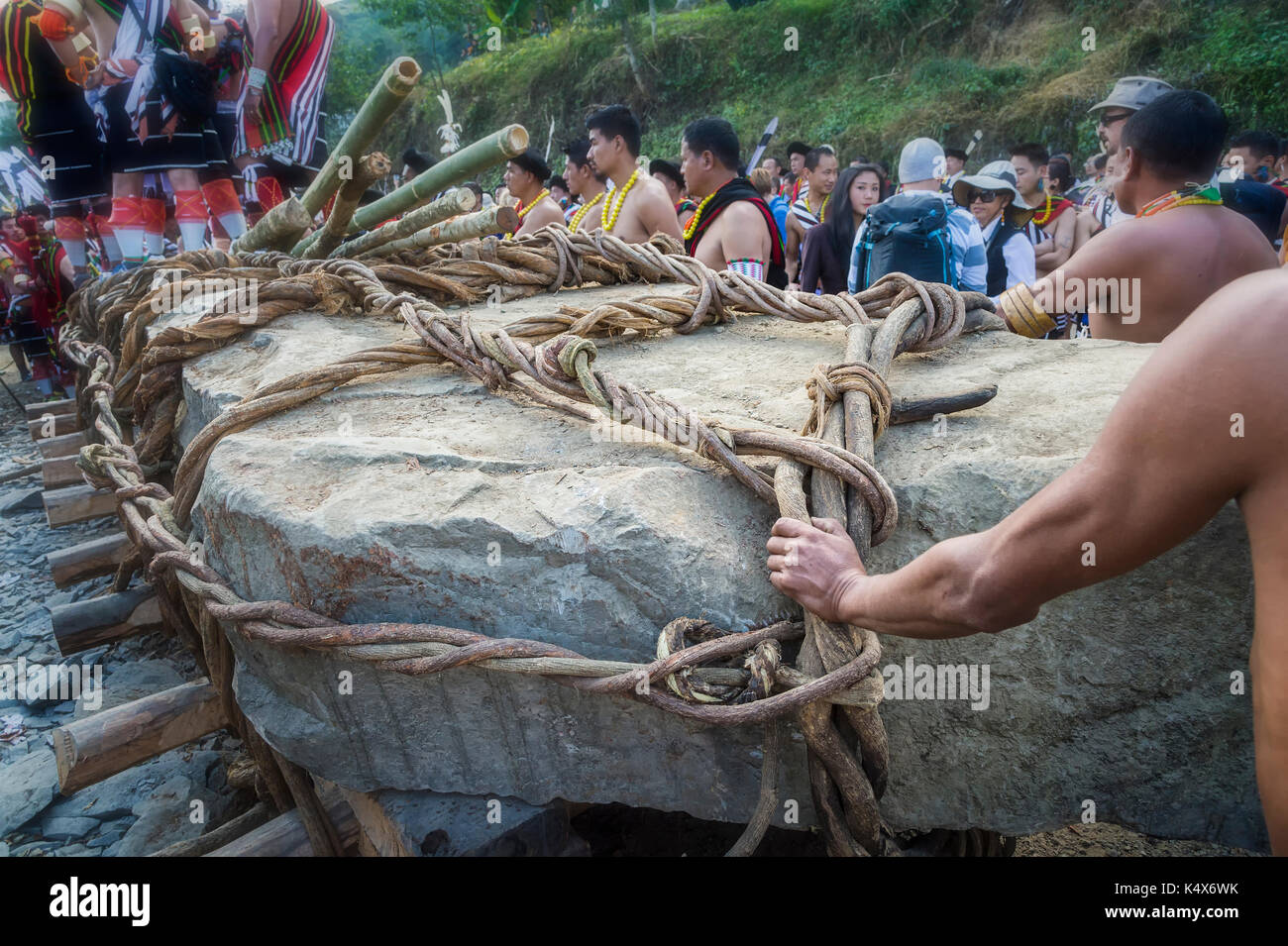 Close-up di pietra e le funi per il tiro di pietra cerimonia durante la Kisima Nagaland Hornbill festival, Kohima, Nagaland, India Foto Stock